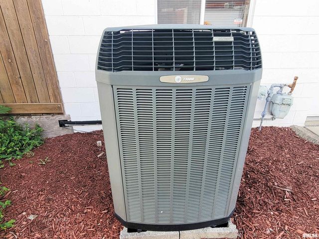 119 W 2ND Street, Flora, IL 62839