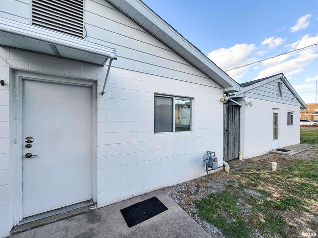 119 W 2ND Street, Flora, IL 62839