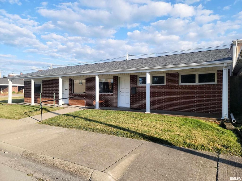 119 W 2ND Street, Flora, IL 62839