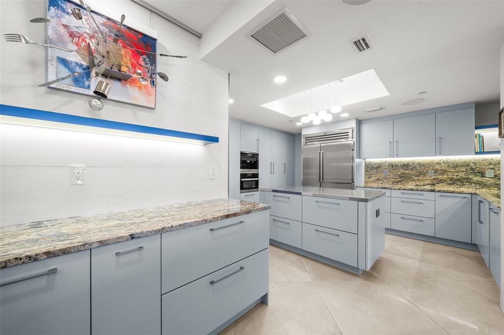 Image 18 of property listing at 1255 N GULFSTREAM AVENUE 1501, Sarasota, FL 34236