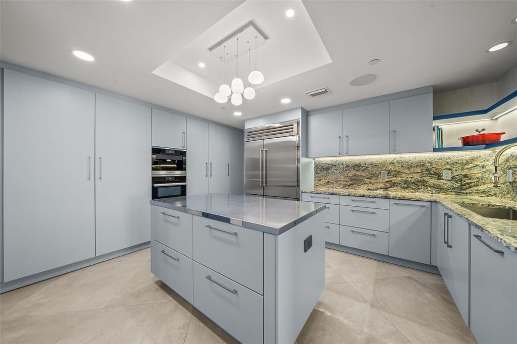 Image 19 of property listing at 1255 N GULFSTREAM AVENUE 1501, Sarasota, FL 34236