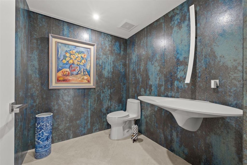 Image 4 of property listing at 1255 N GULFSTREAM AVENUE 1501, Sarasota, FL 34236