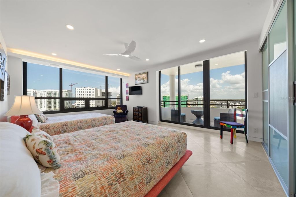 Image 32 of property listing at 1255 N GULFSTREAM AVENUE 1501, Sarasota, FL 34236