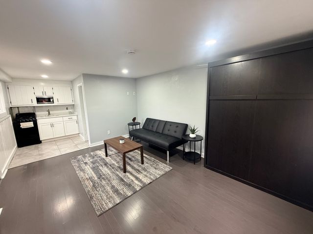 33 Johnson St, Westport, MA 02790