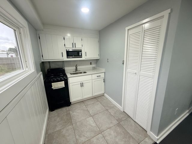 33 Johnson St, Westport, MA 02790