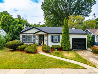 2229 E 8 Mile Road, Grosse Pointe Woods, MI 48236