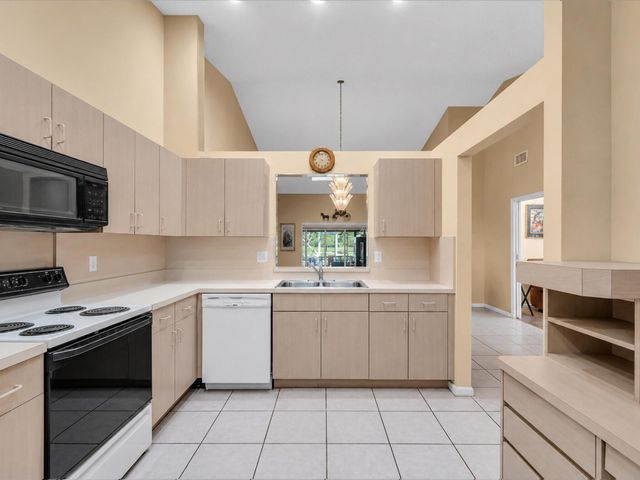 7036 Summer Tree Drive B, Boynton Beach, FL 33437