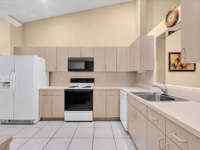 7036 Summer Tree Drive B, Boynton Beach, FL 33437
