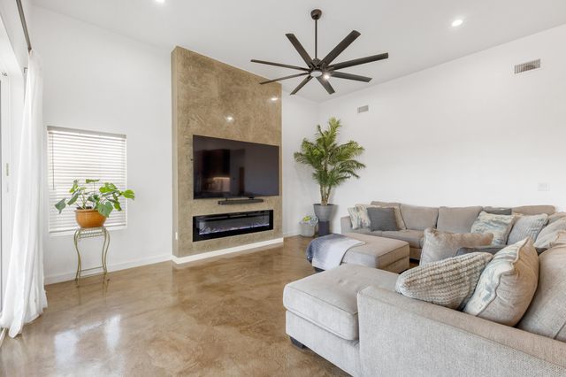 1713 17th Avenue SE, Rio Rancho, NM 87124