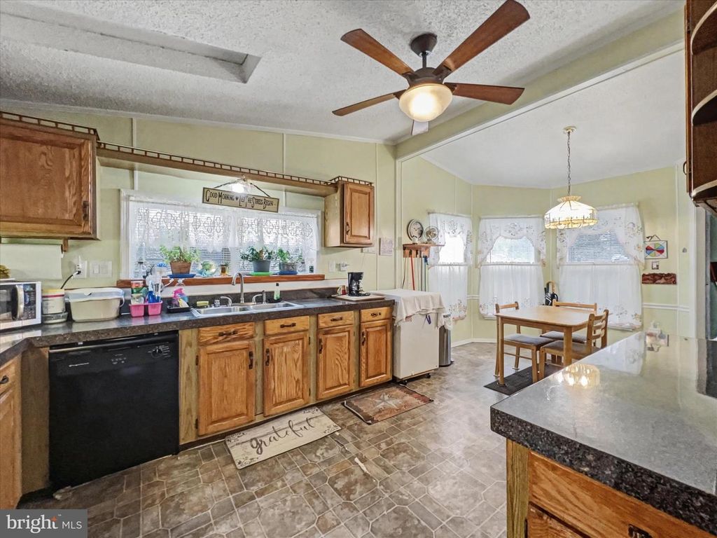 Image 8 of property listing at 20 LEE DR #641, Wilmington, DE 19808