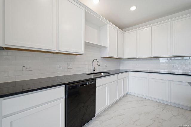 17414 Yellow Pine Dr, Elmendorf, TX 78112