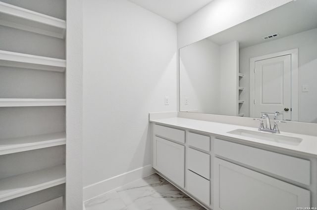 17414 Yellow Pine Dr, Elmendorf, TX 78112