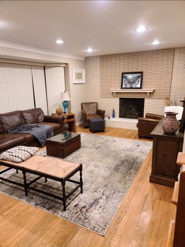 2909 W Birchwood Avenue, Chicago, IL 60645