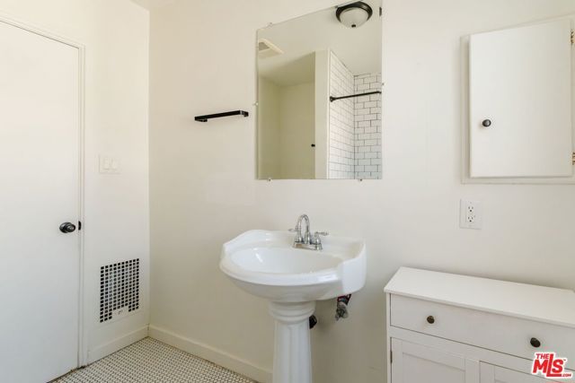 5073 W 21st Street, Los Angeles, CA 90016