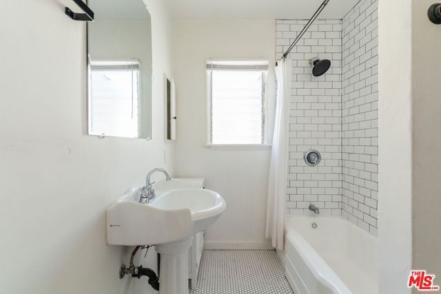 5073 W 21st Street, Los Angeles, CA 90016