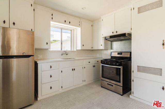 5073 W 21st Street, Los Angeles, CA 90016