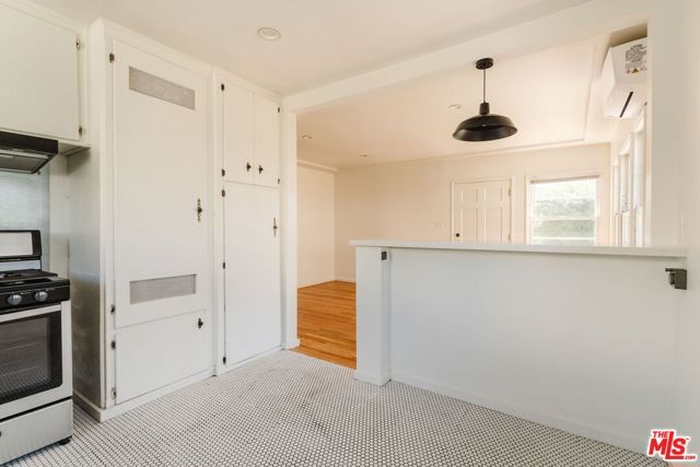 5073 W 21st Street, Los Angeles, CA 90016