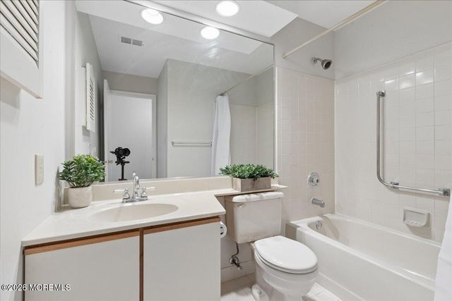 437 Hampton Court 12-1, Manalapan, NJ 07726