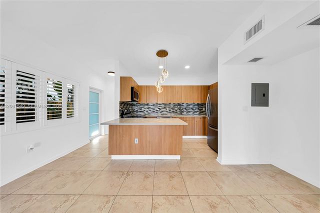 6905 Bay Drive 16, Miami Beach, FL 33141