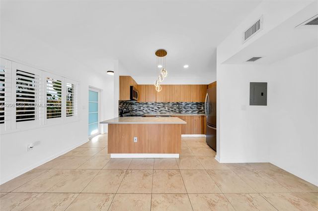 6905 Bay Drive 16, Miami Beach, FL 33141