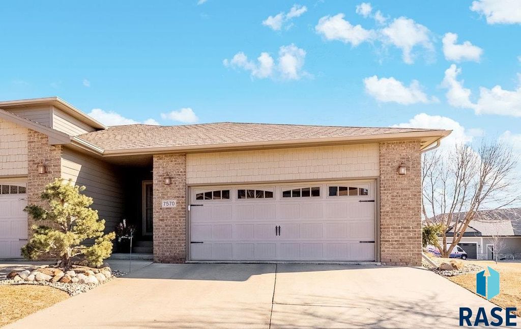 7570 S Grand Arbor Pl Place, Sioux Falls, SD 57108