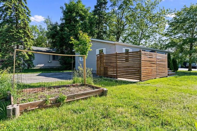 2900 Hensman Street, Keego Harbor, MI 48320