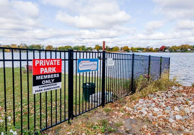 2900 Hensman Street, Keego Harbor, MI 48320