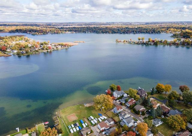 2900 Hensman Street, Keego Harbor, MI 48320