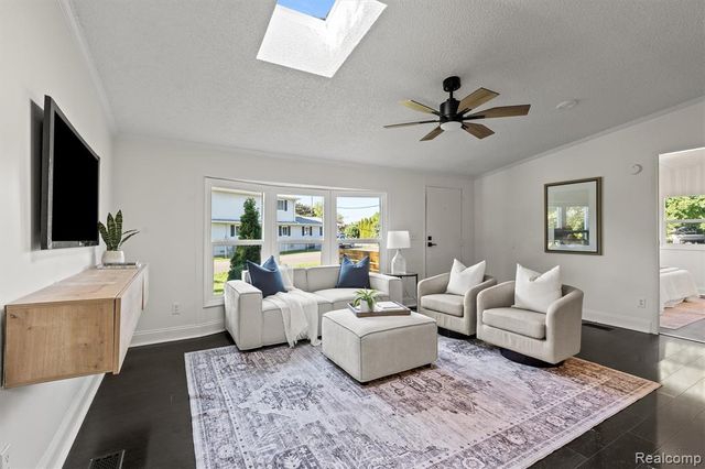 2900 Hensman Street, Keego Harbor, MI 48320