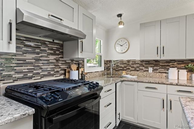 2900 Hensman Street, Keego Harbor, MI 48320