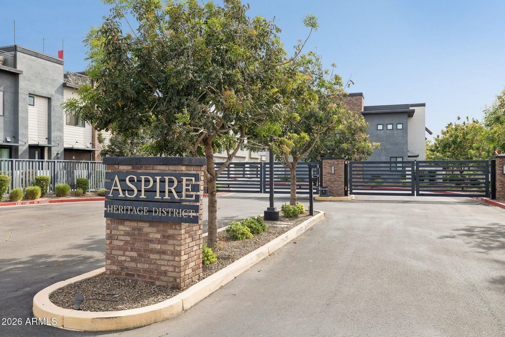 Image 39 of property listing at 167 E LEXINGTON Avenue, Gilbert, AZ 85234