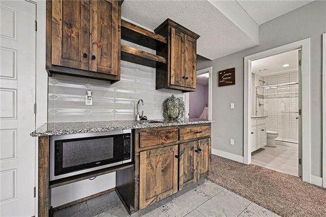 8715 NW 74th Terrace, Kansas City, MO 64152