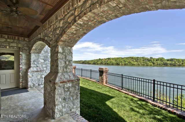 195 Rock Point Drive, Vonore, TN 37885