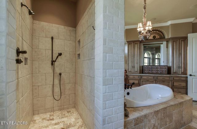 195 Rock Point Drive, Vonore, TN 37885