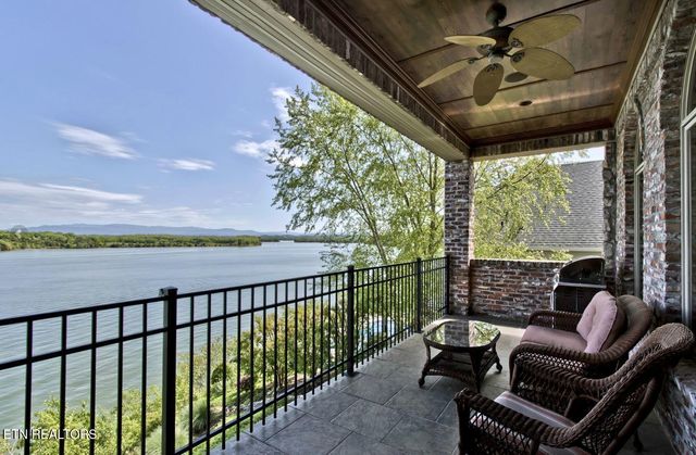 195 Rock Point Drive, Vonore, TN 37885