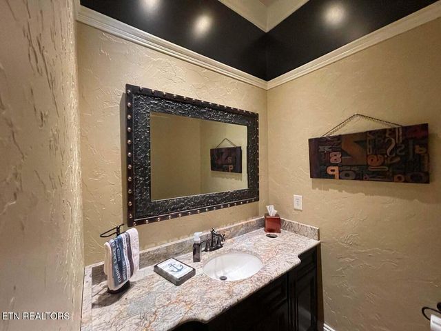 195 Rock Point Drive, Vonore, TN 37885