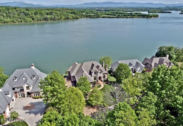 195 Rock Point Drive, Vonore, TN 37885