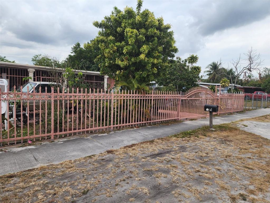 831 NW 140th St, Miami, FL 33168