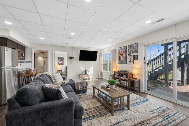 24 BEVERLY Lane, Hawthorn Woods, IL 60047