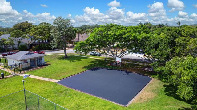5065 Arbor Glen Cir, Lake Worth, FL 33463