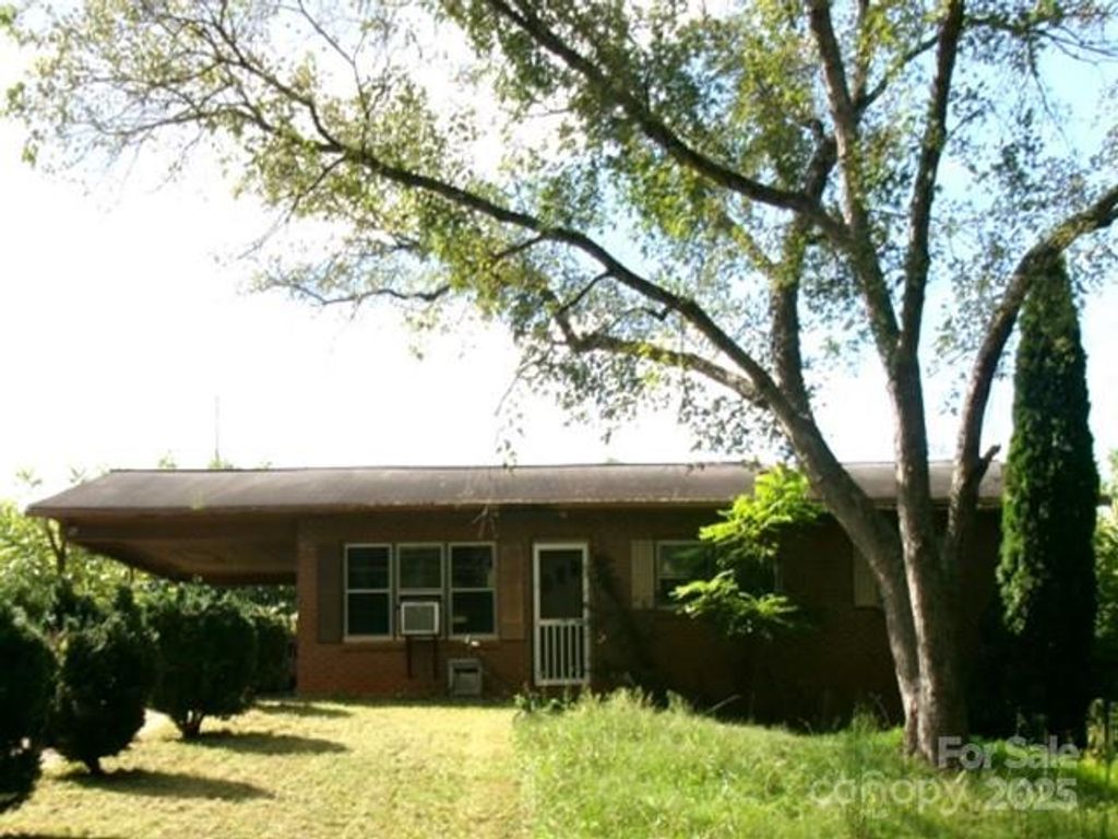 809 Pitts Street, Morganton, NC 28655