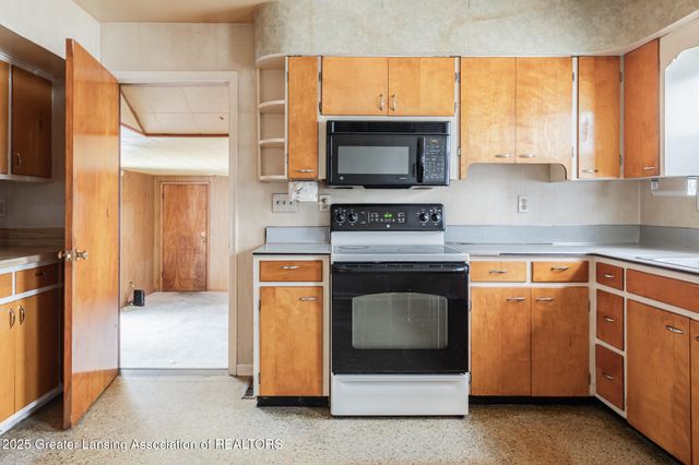 1544 Haslett Road, East Lansing, MI 48823