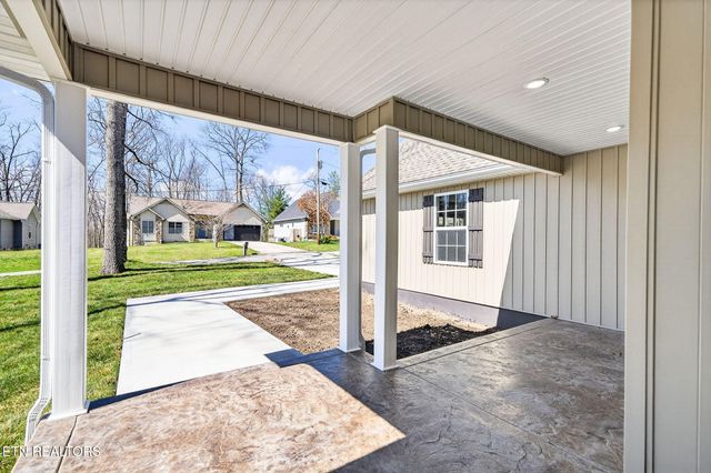 105 Peebles Rd, Crossville, TN 38558