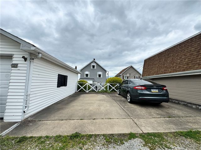 114 Beech St, Connellsville, PA 15425