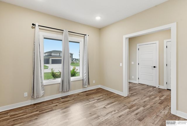 6411 S 207th Avenue Circle, Elkhorn, NE 68022