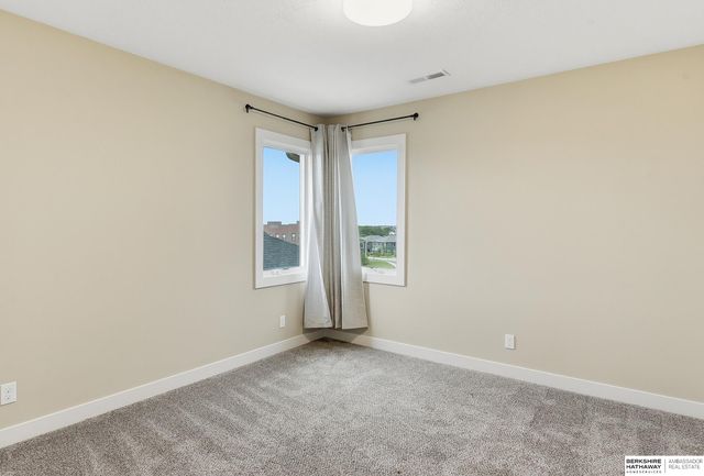 6411 S 207th Avenue Circle, Elkhorn, NE 68022