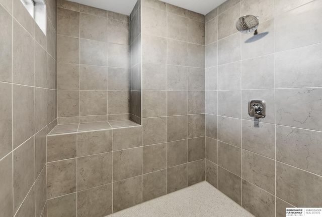 6411 S 207th Avenue Circle, Elkhorn, NE 68022