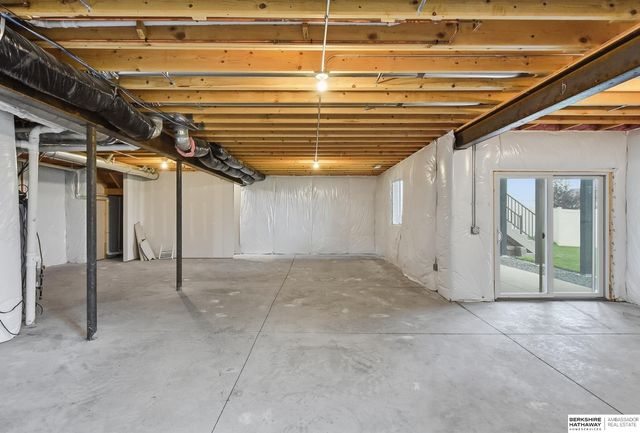 6411 S 207th Avenue Circle, Elkhorn, NE 68022