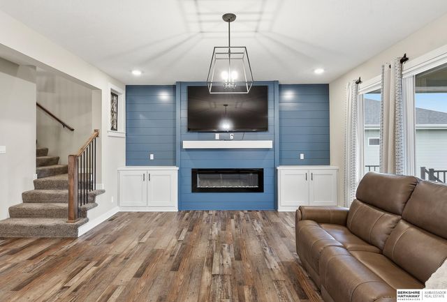 6411 S 207th Avenue Circle, Elkhorn, NE 68022