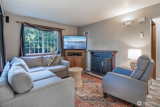 2735 NE 103rd Street, Seattle, WA 98125